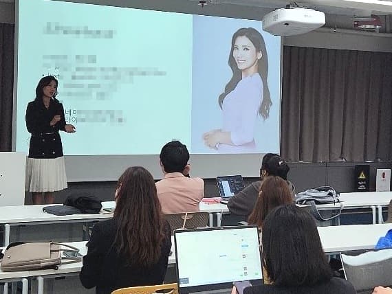 강의실에서 수강생들 앞에서 진행하는 라이브커머스 교육 현장